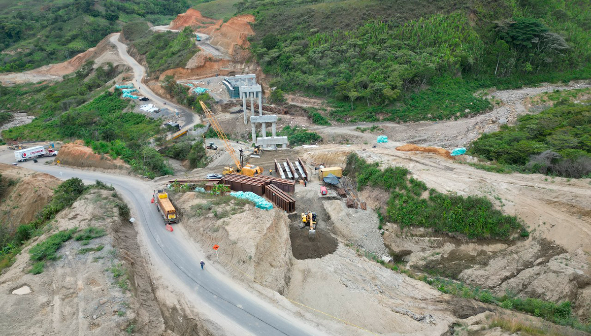 Fotografía aérea del estado de avance de las actividades de construcción de la vía Mojarras - Popayán en el sector de Rosas.