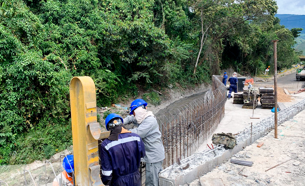Fotografía de los trabajos de construcción de la variante Los Grillos del corredor vial Aguazul - Sogamoso.