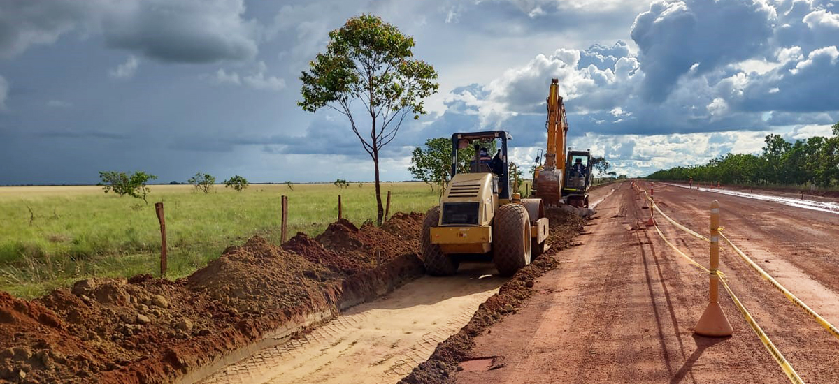 Fotografía de trabajos de pavimentación en la Transversal de la Altillanura entre Meta y Vichada.