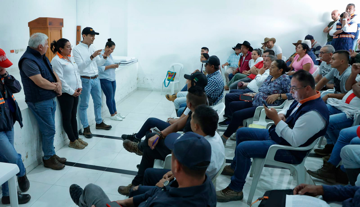 Fotografía de la inspección técnica realizada por funcionarios y colaboradores del INVÍAS a la vía transversal del Cusiana.