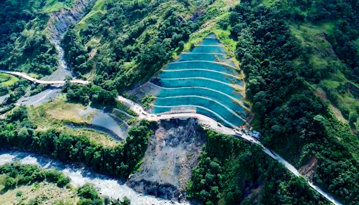 Fotografía aérea de los trabajos de contención de montaña en la vía transversal del Cusiana.