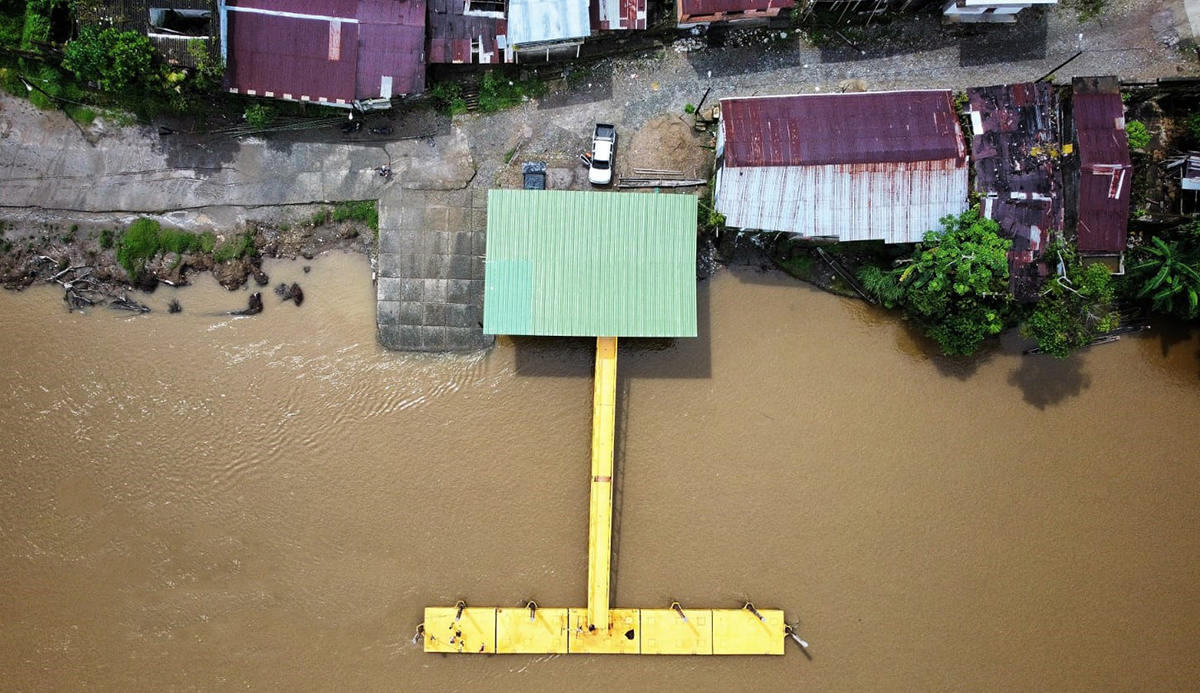 Fotografía tomada desde arriba de uno de los muelles instalados por INVÍAS en los municipios de Lloró y Atrato.