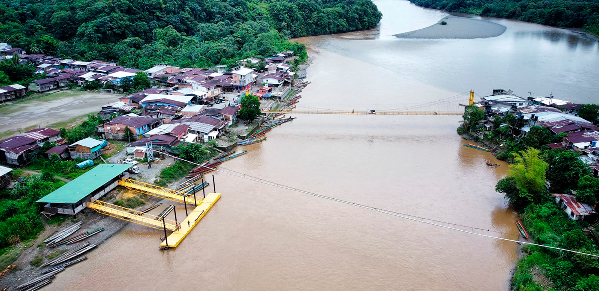 Fotografía aérea de la cabecera municipal de uno de los muelles instalados por INVÍAS en los municipios de Lloró y Atrato.