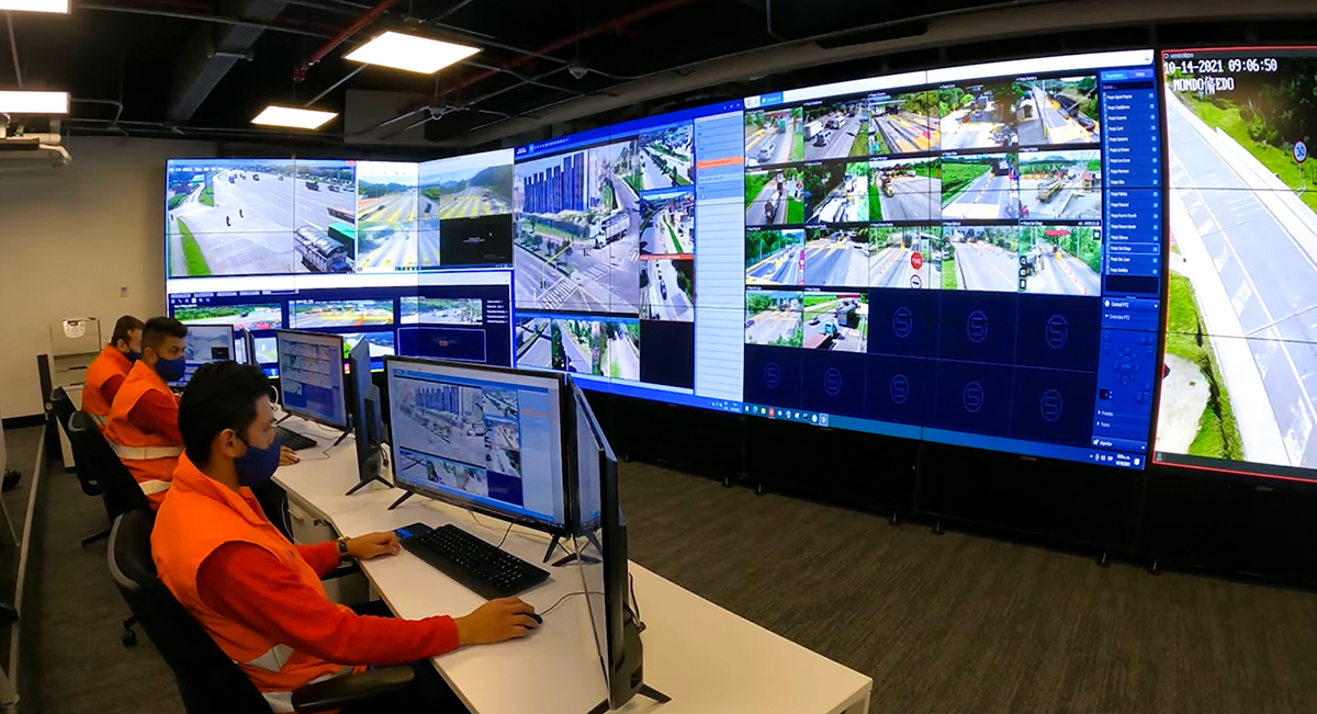 Fotografía de funcionarios que vigilan las vías desde el centro de monitoreo vial a través del Programa de Seguridad de Carreteras Nacionales (PSCN).