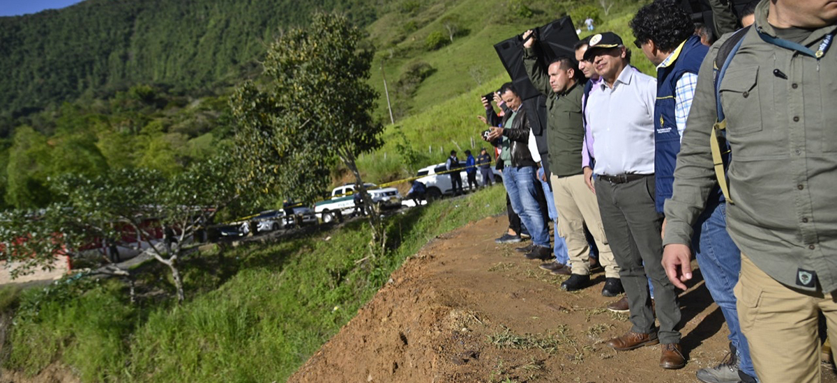 Fotografía de la visita del presidente de la República de Colombia, Gustavo Petro a la variante de la vía panamericana que conecta al sur con el centro del país.