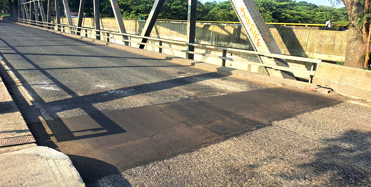 Fotografía de detalle de juntas del puente Simón Bolívar en Cartago, Valle del Cauca.