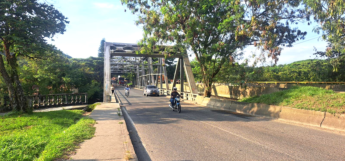 Fotografía de tránsito vehicular luego del cambio de juntas del puente Simón Bolívar en Cartago, Valle del Cauca.
