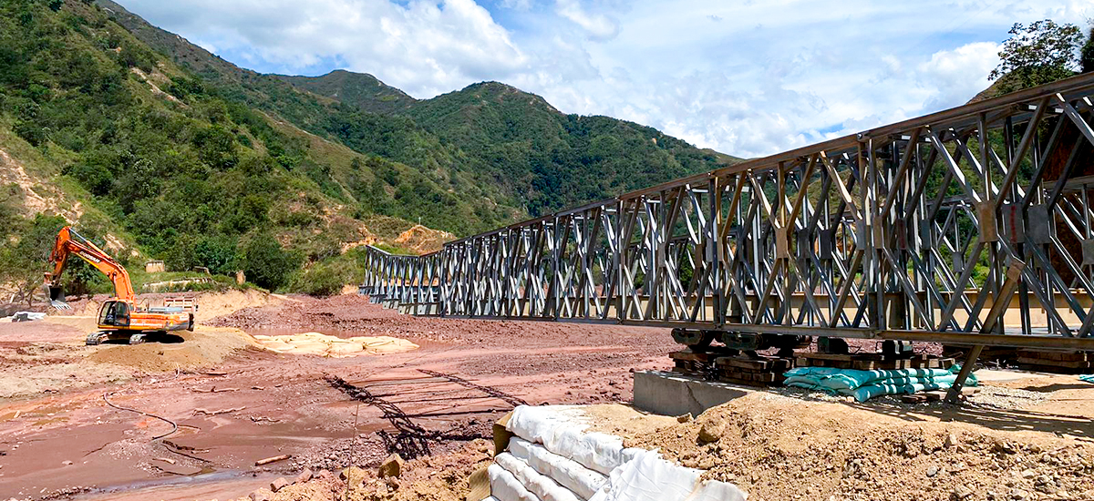 Fotografía del avance del armado del segundo puente metálico en la emergencia del sector El Tarrita, Norte de Santander.