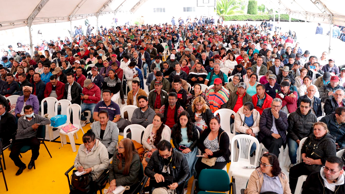 Fotografía panorámica de participantes de las comunidades de organismos de acción comunal del departamento de Boyacá en la Gran Socialización del programa Caminos Comunitarios de la Paz Total.