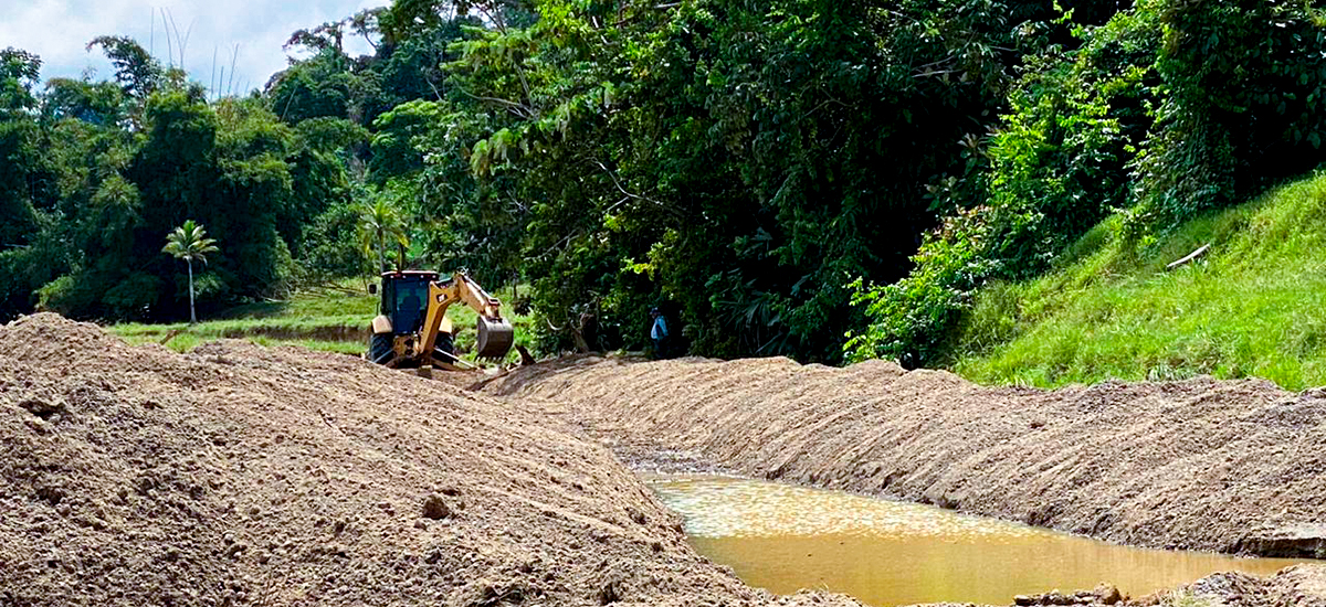 Fotografía de colaborador del INVÍAS en maquinaria pesada interviniendo sector El Mellitos, para generar transitabilidad en vía Necoclí - Arboletes, Antioquia.
