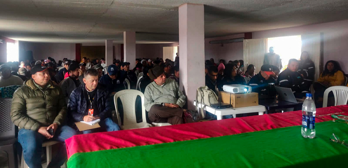 Fotografía de asistentes de la comunidad indígena y colaboradores del INVÍAS a la suscripción de acuerdos del Paletará.