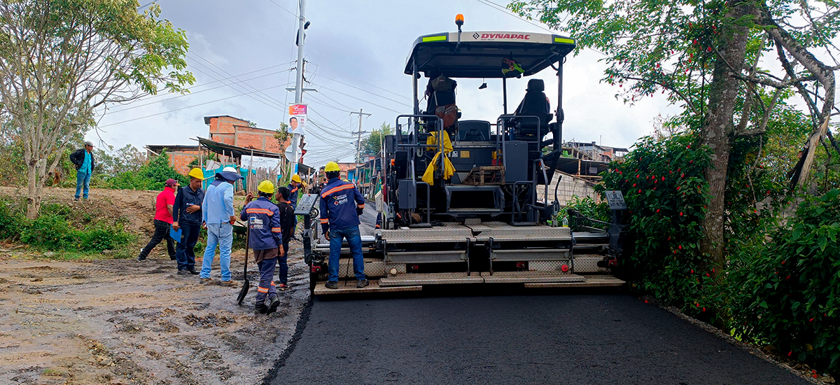 Fotografía de colaboradores del INVÍAS en labores de construcción de la vía definitiva, en el sector de Rosas, Cauca.
