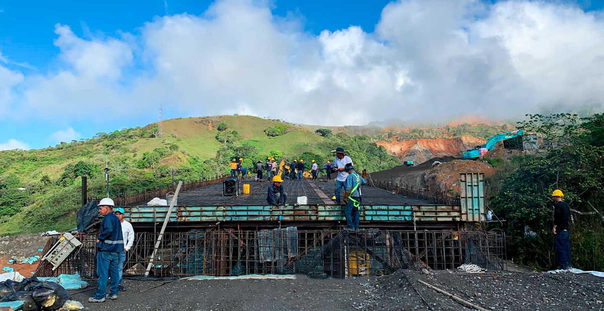 Fotografía de colaboradores del INVÍAS en labores de construcción de puente en la vía definitiva, en el sector de Rosas, Cauca.
