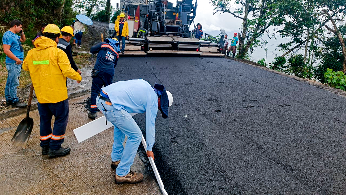 Fotografía de colaboradores del INVÍAS en labores de construcción de la vía definitiva, en el sector de Rosas, Cauca.