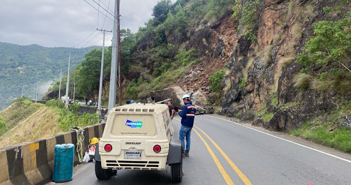Fotografía de trabajador del INVÍAS en labores técnicas para atender la emergencia en la vía Loboguerrero.