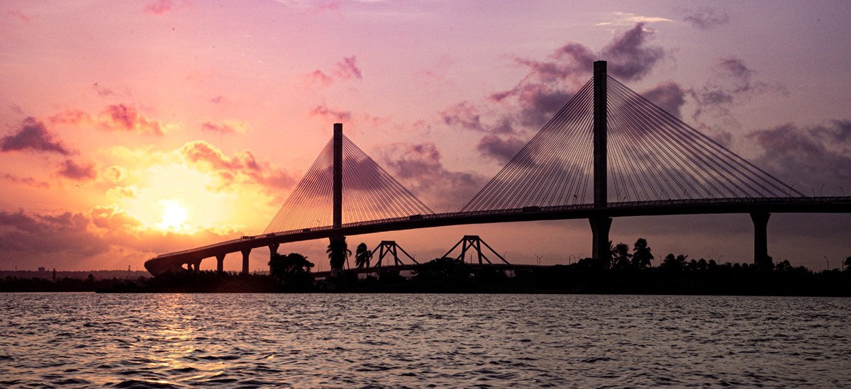 Fotografía del atardecer en el puente Pumarejo construído por el INVÍAS.