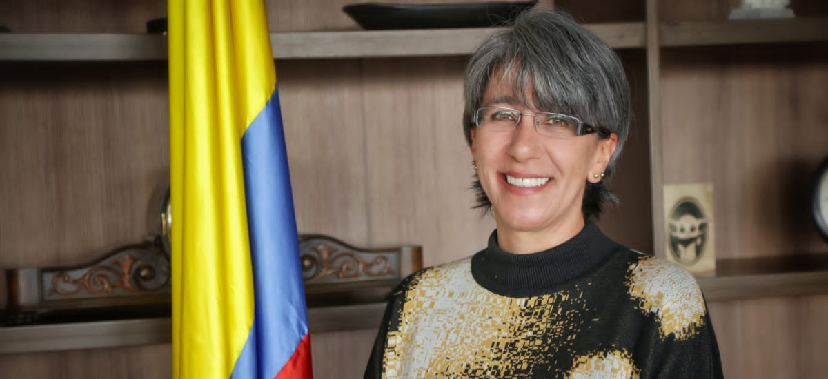 Fotografía en la posesión de la nueva Directora General del INVÍAS, Mercedes Elena Gómez Villamarín.
