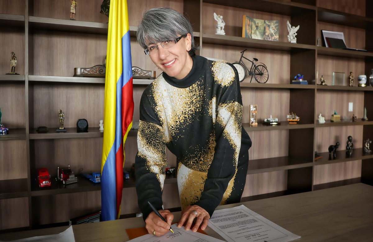 Fotografía de la firma en la posesión de la nueva Directora General del INVÍAS, Mercedes Elena Gómez Villamarín.
