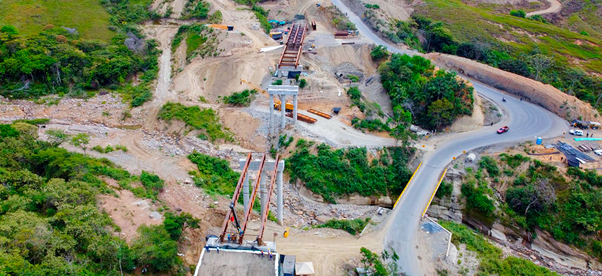 Fotografía aérea de las obras de la vía definitiva en el sector de Rosas, del corredor Mojarras - Popayán.