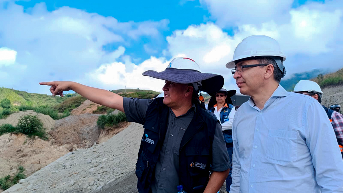 Fotografía del Ministro de Transporte, William Camargo Triana durante su recorrido de inspección a las obras finales de la vía definitiva en el sector de Rosas, del corredor Mojarras - Popayán.