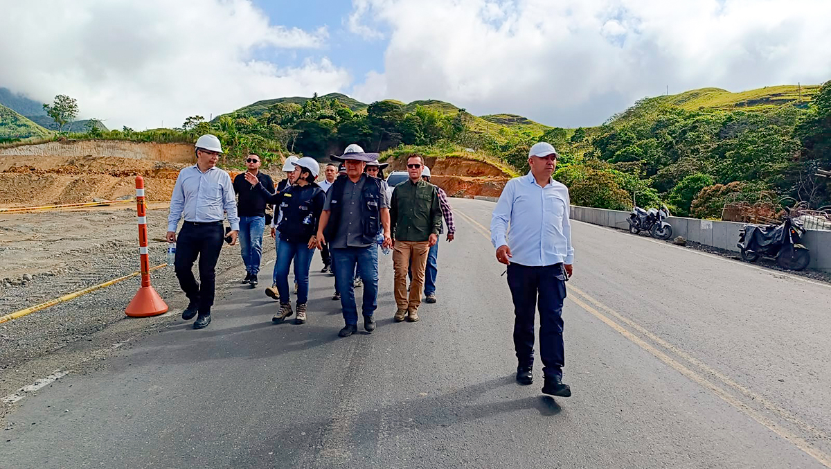 Fotografía del Ministro de Transporte, William Camargo Triana durante su recorrido de inspección a las obras finales de la vía definitiva en el sector de Rosas, del corredor Mojarras - Popayán.