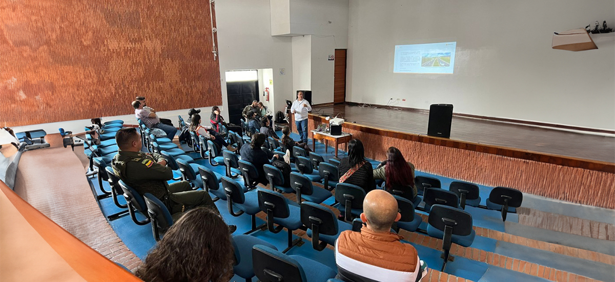 Fotografía de asistentes al evento de socialización de avances del proyecto para prevenir y mitigar el impacto de atropellamiento de fauna silvestre en la infraestructura nacional.