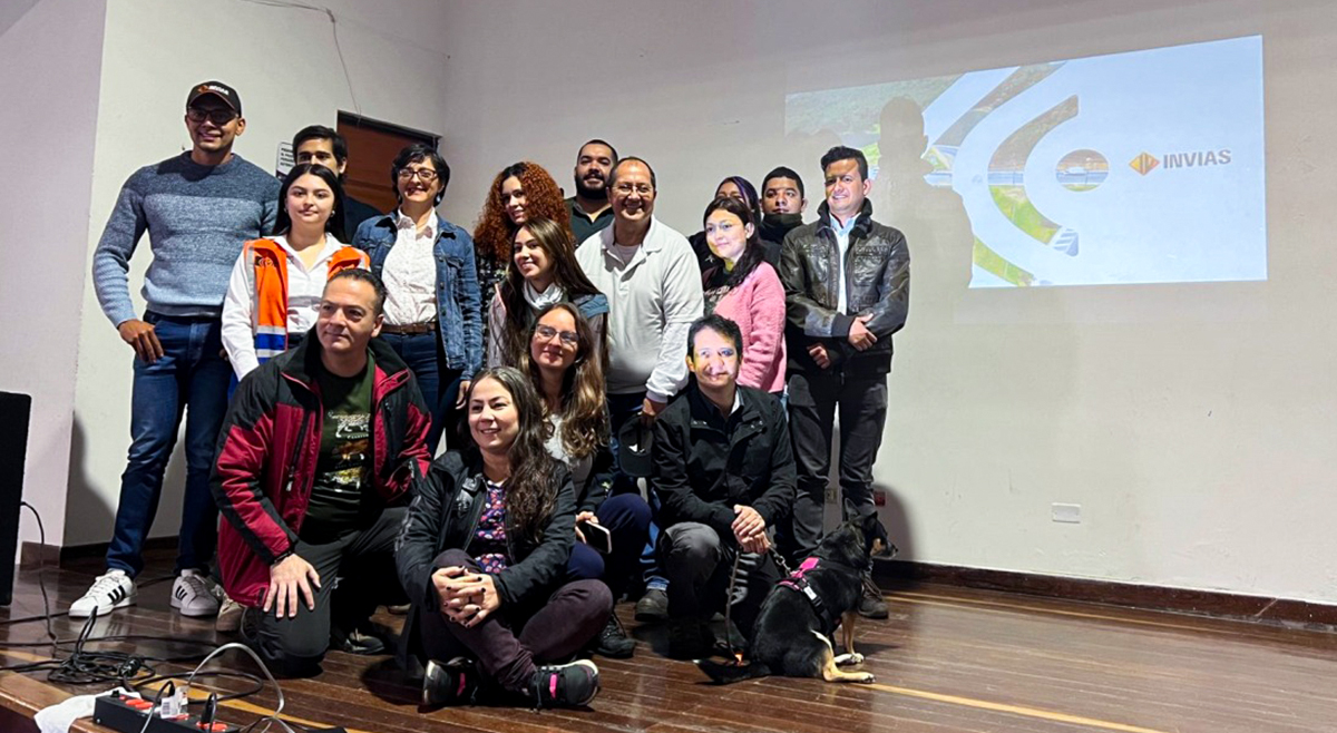 Fotografía de asistentes al evento de socialización de avances del proyecto para prevenir y mitigar el impacto de atropellamiento de fauna silvestre en la infraestructura nacional.