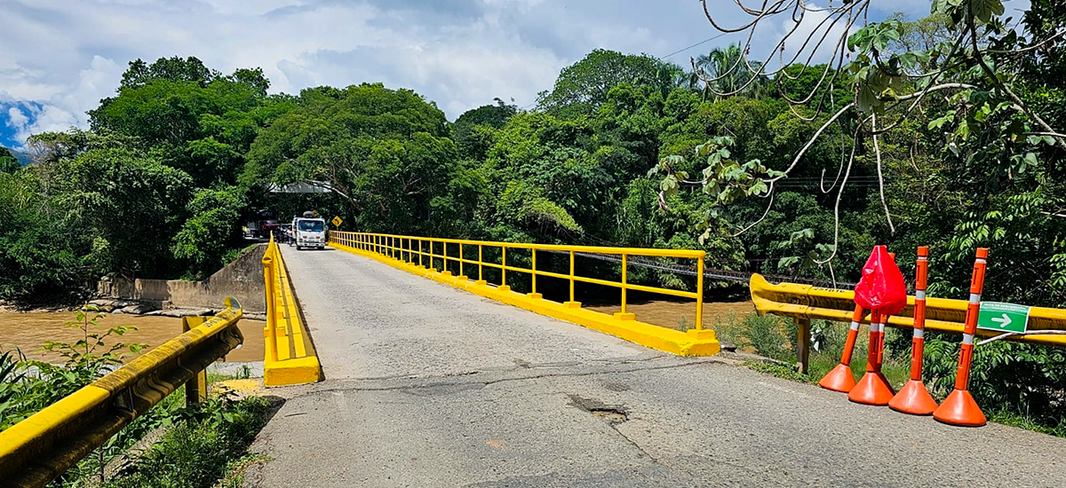 Fotografía del tránsito de vehículos por el puente Tetuán y Peralonso, en la vía Chaparral - Ortega, Tolima.