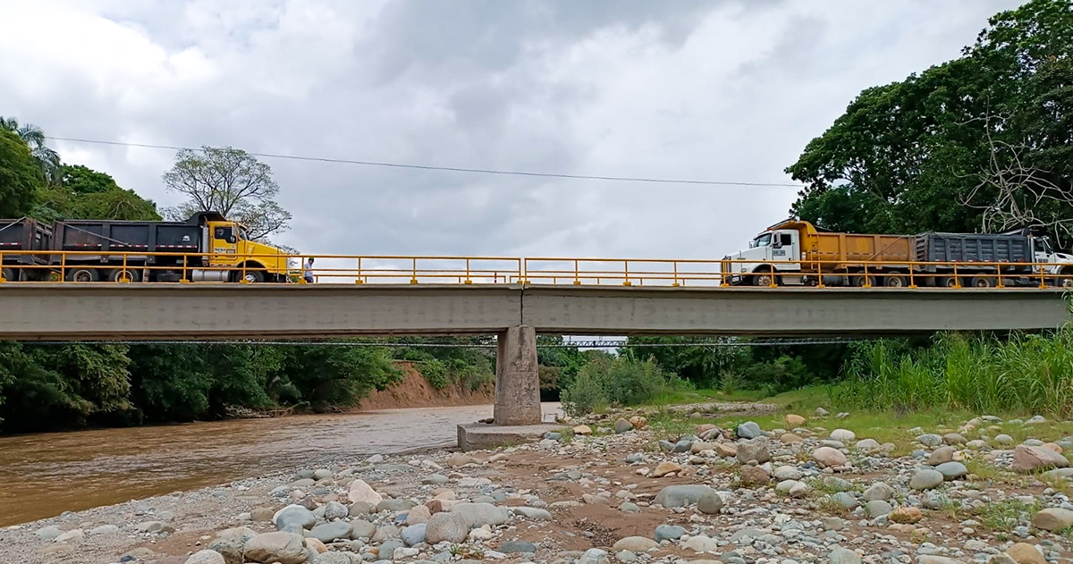 Fotografía del tránsito de vehículos por el puente Tetuán y Peralonso, en la vía Chaparral - Ortega, Tolima.