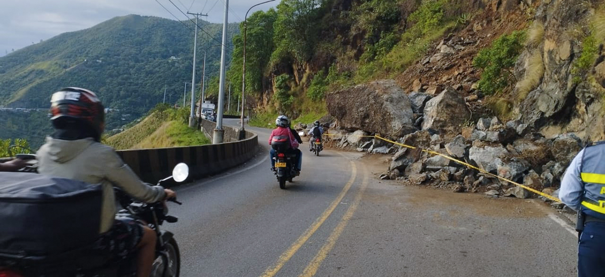 Fotografía de la vía en el sector Saladito (km 13) de la vía Cali - Loboguerrero habilitada con paso controlado por el INVÍAS.
