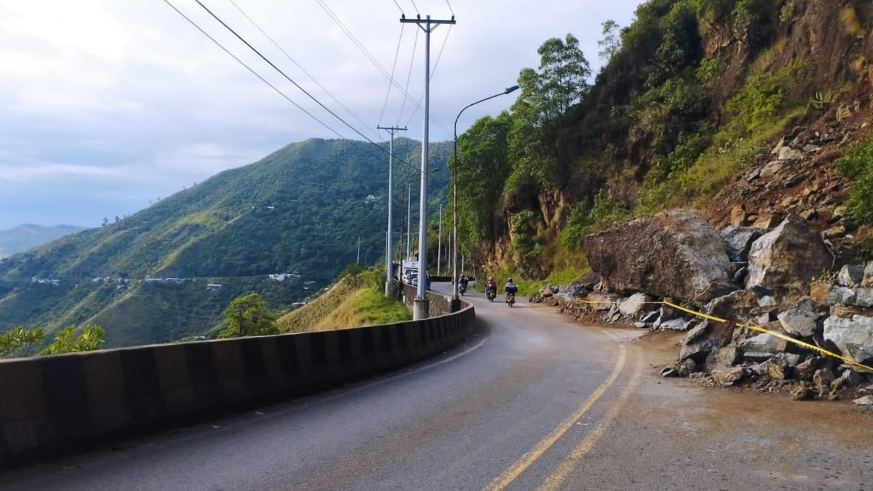 Fotografía de la vía en el sector Saladito (km 13) de la vía Cali - Loboguerrero habilitada con paso controlado por el INVÍAS.