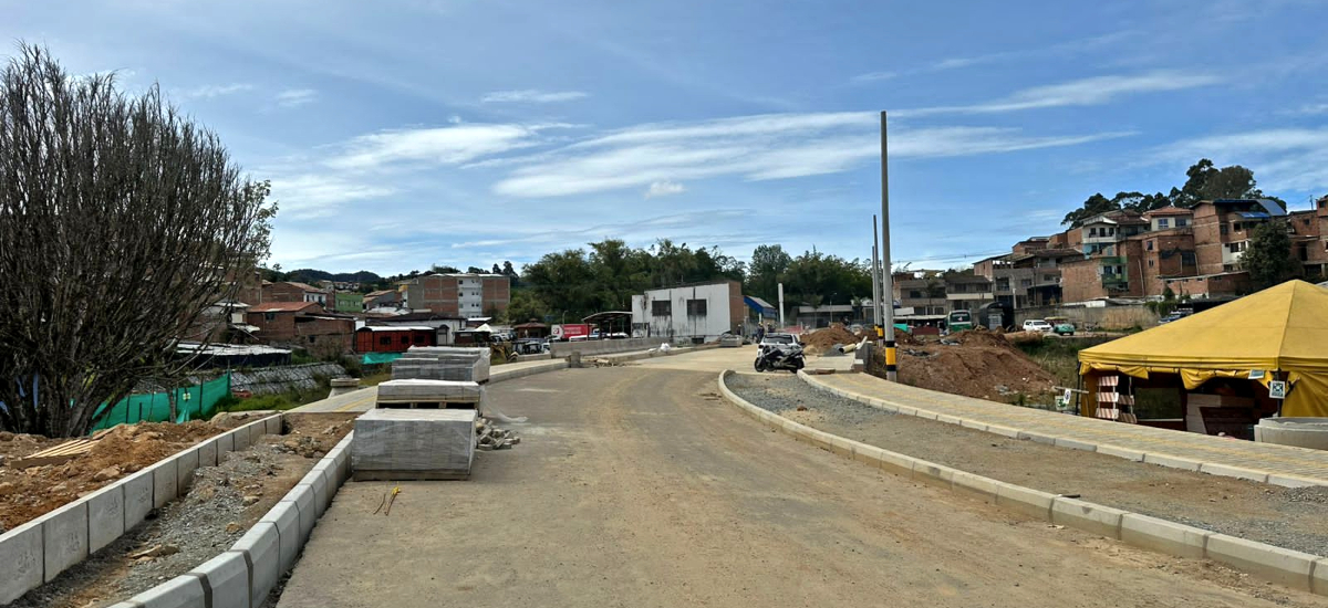 Fotografía del estado actual del avance de la construcción de la vía intermedia en Santuario, Antioquia.