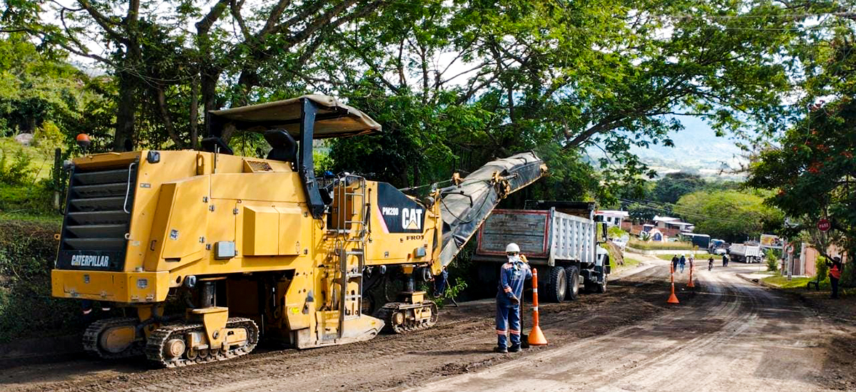 Fotografía de maquinaria pesada por colaboradores del INVÍAS en trabajos de pavimentación de vías que se adelantan entre los departamentos de Cauca y Huila.