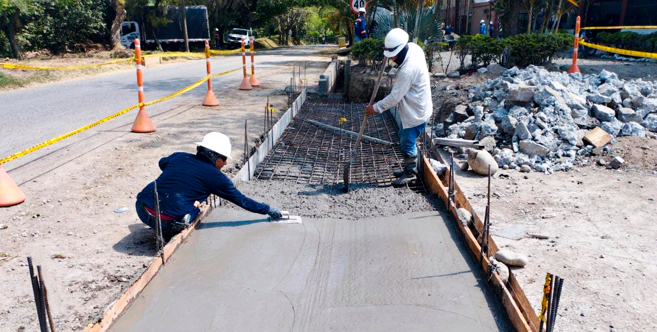 Fotografía de colaboradores del INVÍAS en trabajos de pavimentación de vías que se adelantan entre los departamentos de Cauca y Huila.