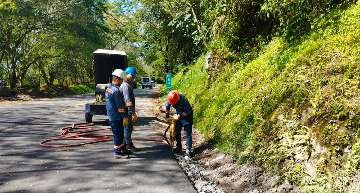 Fotografía de colaboradores del INVÍAS en trabajos de rehabilitación de vías que se adelantan entre los departamentos de Cauca y Huila.
