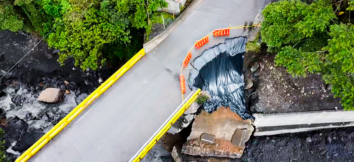 Fotografía de la emergencia presentada en el puente Quebrada Negra en la vía El Crucero - Pajarito.