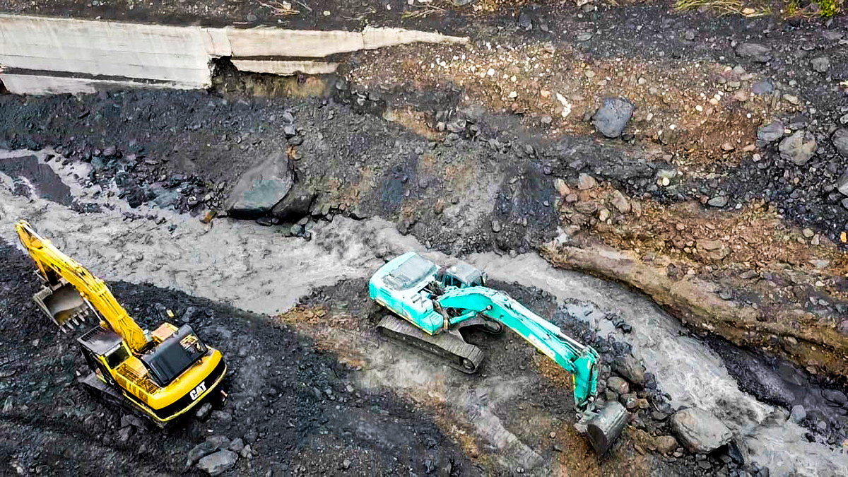 Fotografía de maquinaria operada por colaboradores del INVÍAS en trabajos de atención de la emergencia presentada en el puente Quebrada Negra en la vía El Crucero - Pajarito.