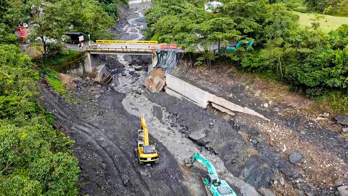 Fotografía de trabajos de atención de la emergencia presentada en el puente Quebrada Negra en la vía El Crucero - Pajarito.