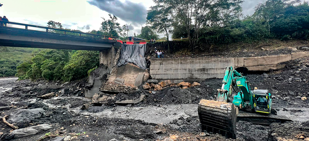 Fotografía del estado del puente Quebrada Negra en la emergencia en la Transversal Cusiana.