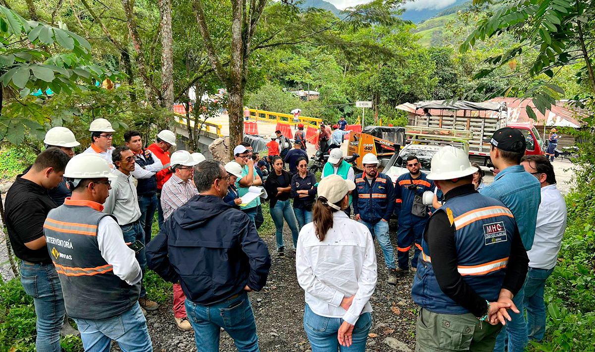 Fotografía de colaboradores del INVÍAS que se encuentran atendiendo la emergencia en la Transversal Cusiana.
