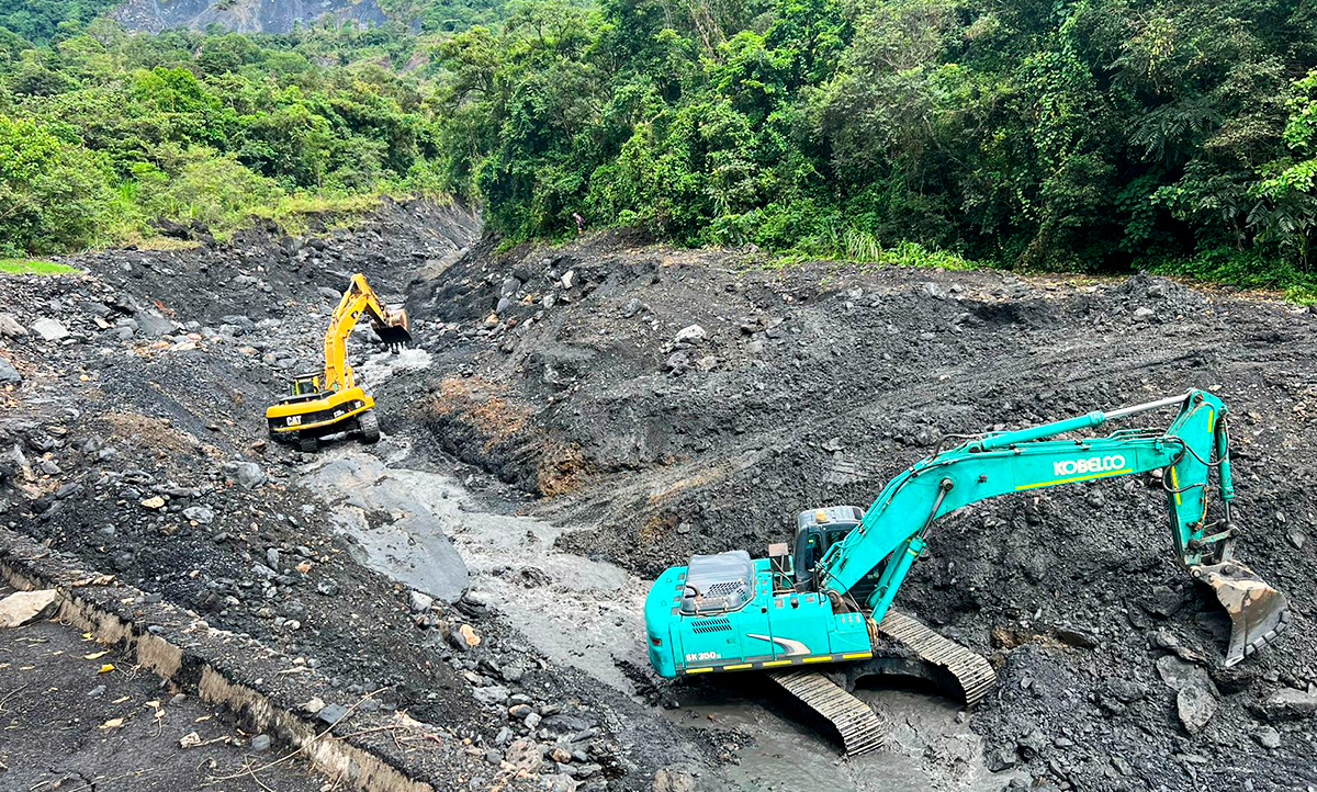Fotografía de colaboradores del INVÍAS en maquinaria pesada que se encuentran atendiendo la emergencia en la Transversal Cusiana.