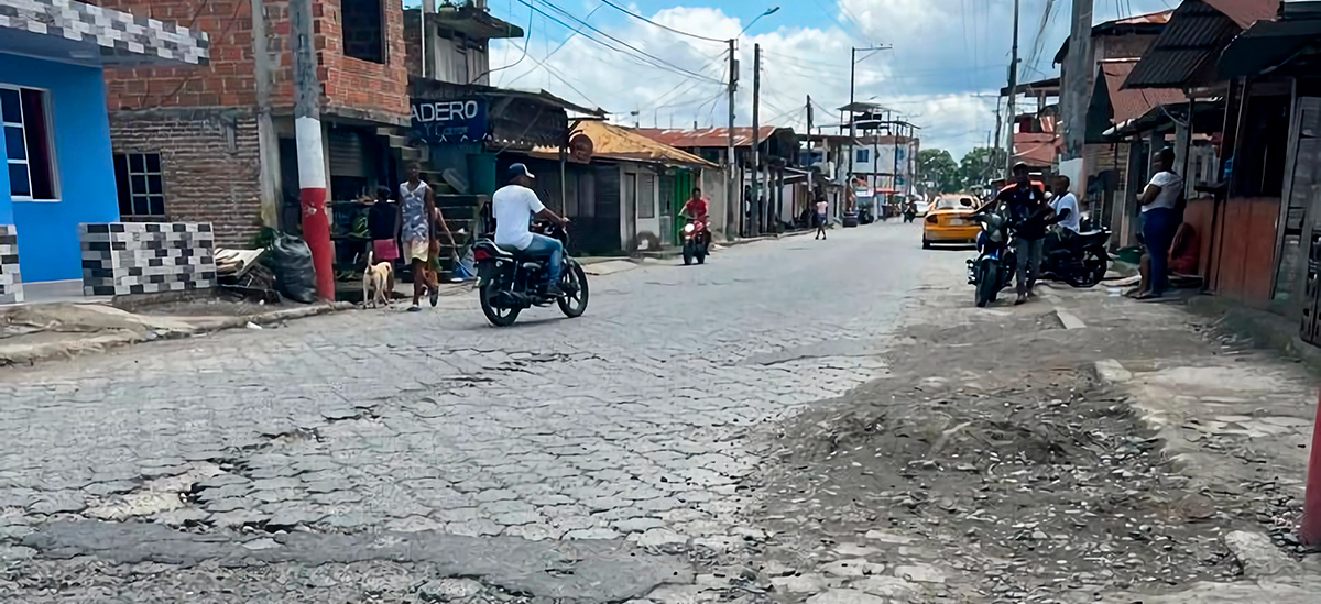 Fotografía del estado del deterioro de vía en Tumaco, Nariño.