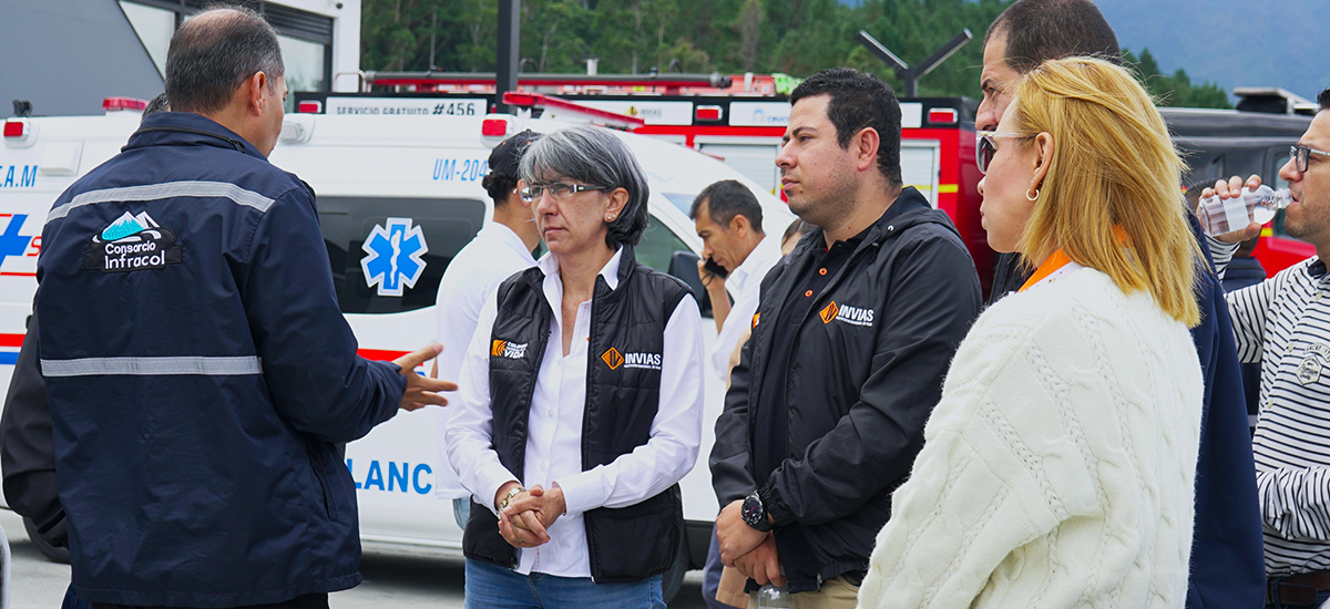 Fotografía de la Directora General del INVÍAS, Mercedes Gómez Villamarín durante su visita de inspección al túnel de La Línea y Cruce de la Cordillera Central.