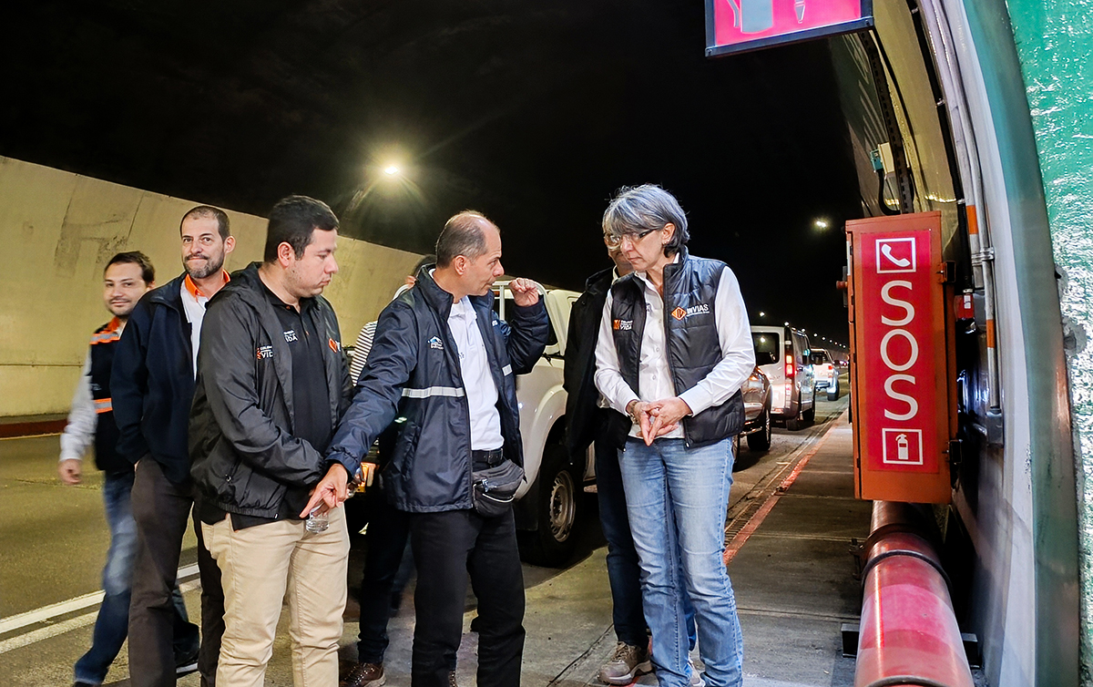 Fotografía de la Directora General del INVÍAS, Mercedes Gómez Villamarín durante su visita de inspección al túnel de La Línea y Cruce de la Cordillera Central.