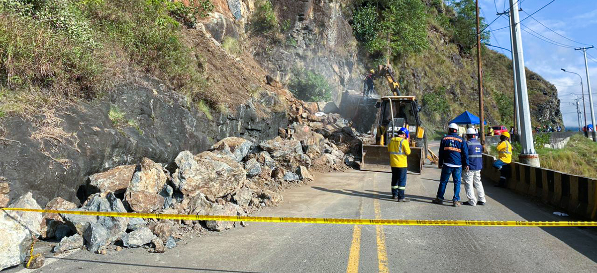 Fotografía de trabajos de remoción de escombros causados por el deslizamiento de la montaña en la vía Cali - Loboguerrero.
