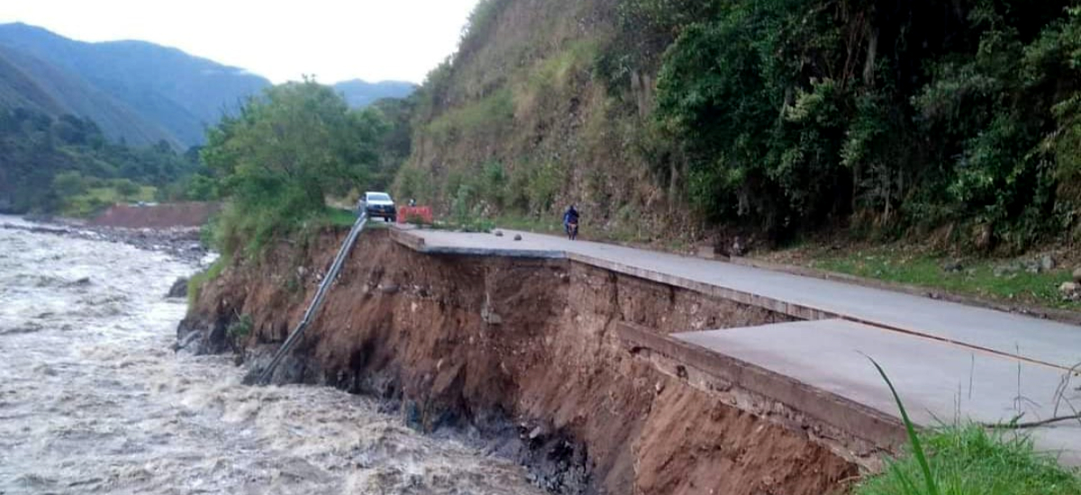 Fotografía de la pérdida parcial de banca en la vía Garzón - La Plata - Guadalejo, Huila.