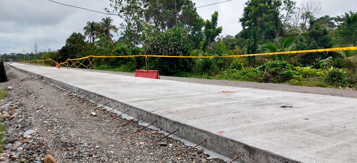 Fotografía del estado de avance de la pavimentación de la vía Ánimas - Nuquí.