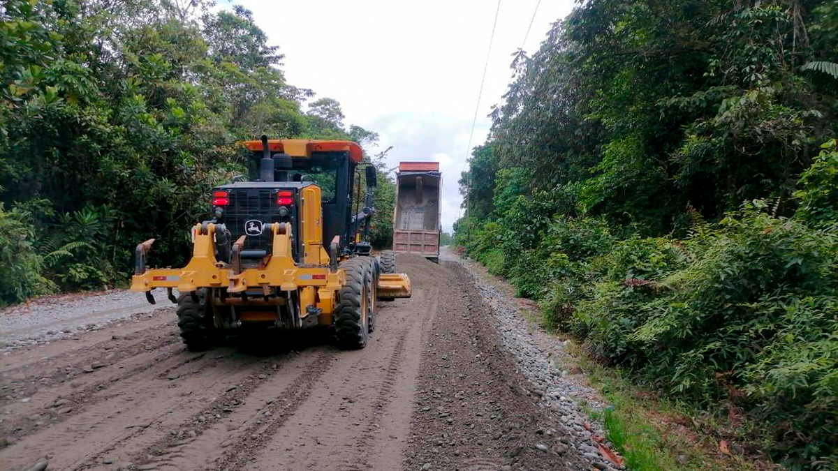 Fotografía de colaboradores del INVÍAS operando maquinaria pesada en labores de construcción de la vía Ánimas - Nuquí.