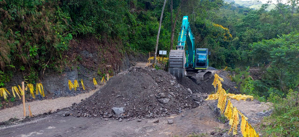 Fotografía de maquinaria pesada que trabaja en la construcción de la vía alterna de la Transversal del Cusiana.