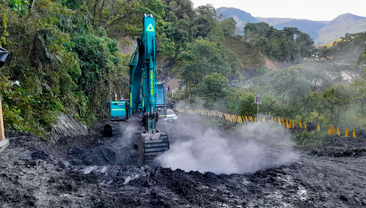 Fotografía de maquinaria pesada que trabaja en la construcción de la vía alterna de la Transversal del Cusiana.